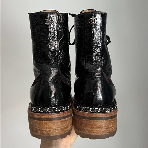 Chanel black patent leather chain link trim accent ankle boots combat booties 40 - Picture 6 of 16